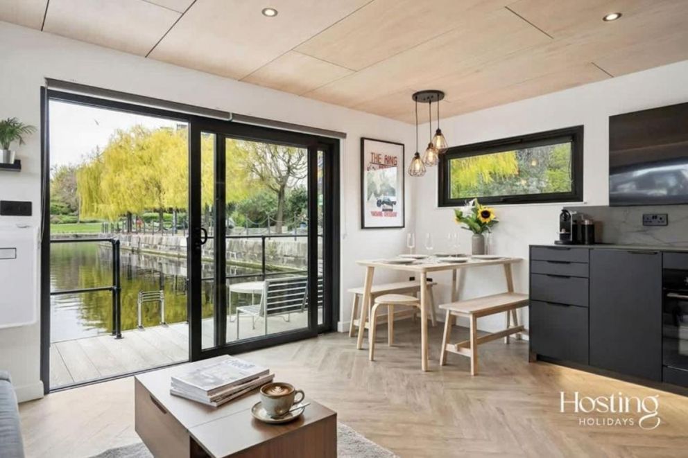 The Nautilus - Luxury 2-Bed Floating Home