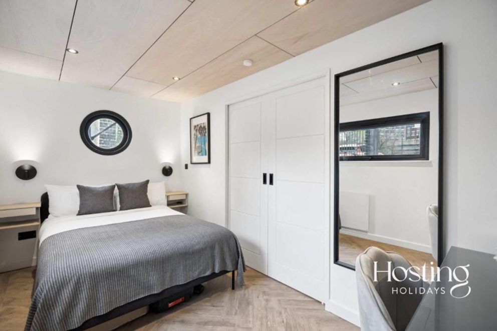 The Nautilus - Luxury 2-Bed Floating Home