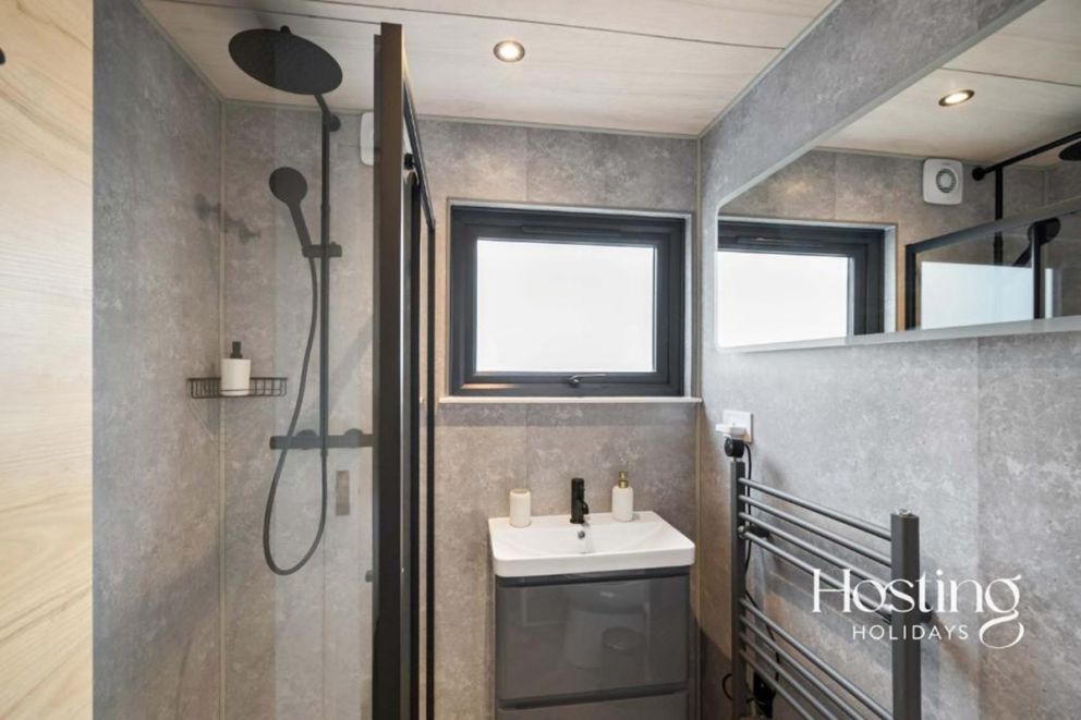 The Nautilus - Luxury 2-Bed Floating Home