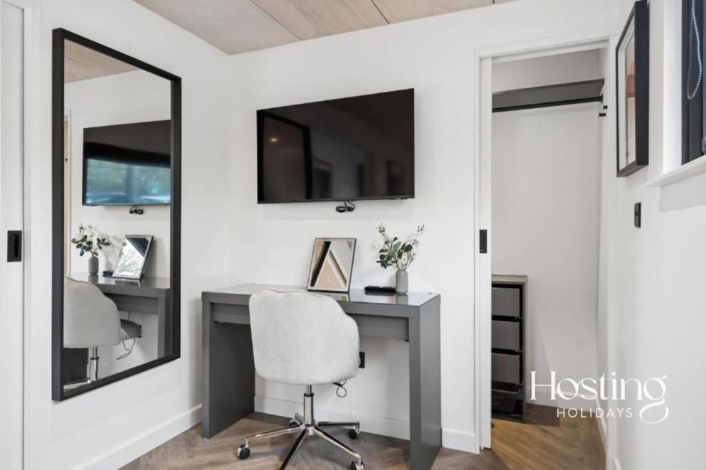 The Nautilus - Luxury 2-Bed Floating Home
