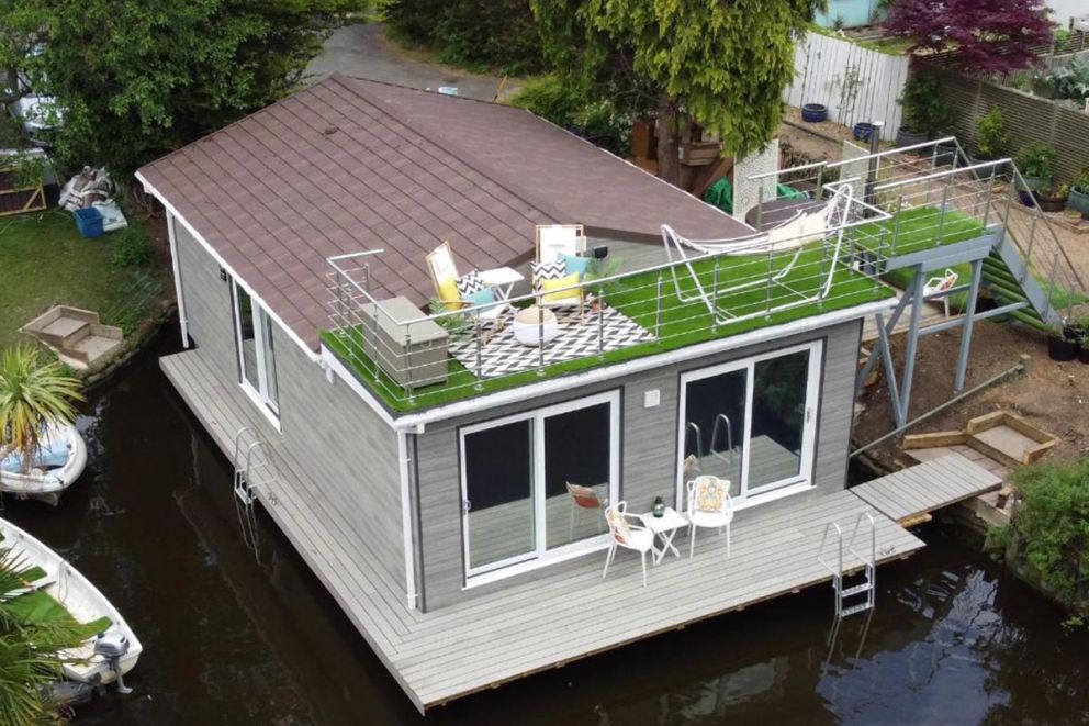 Tulana Taggs - Floating home on idyllic island