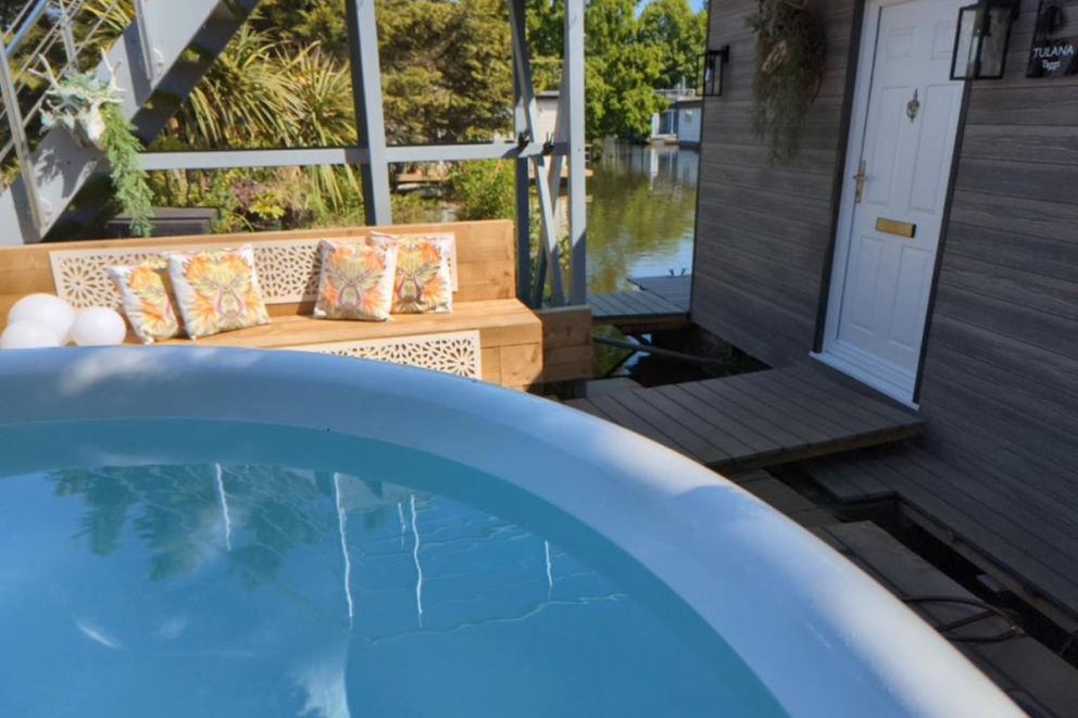 Tulana Taggs - Floating home on idyllic island