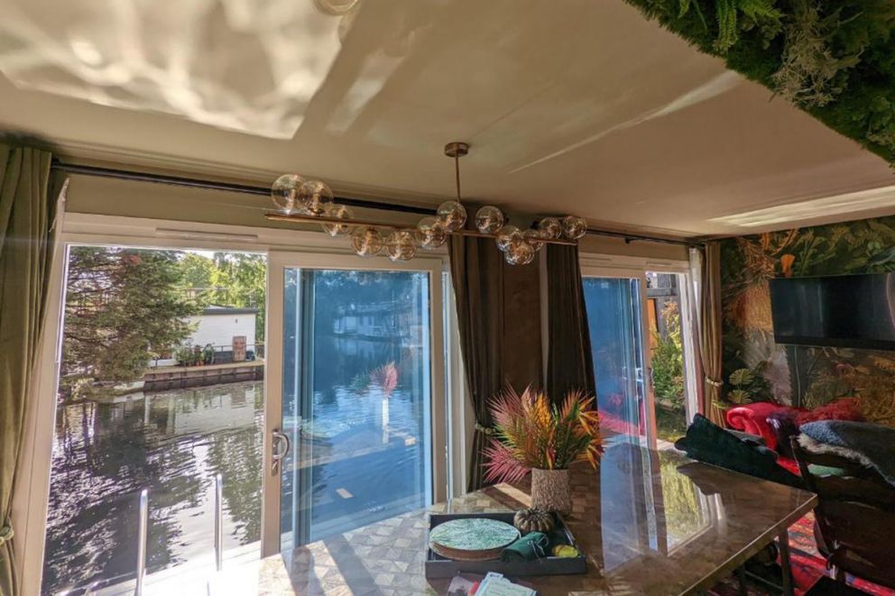 Tulana Taggs - Floating home on idyllic island