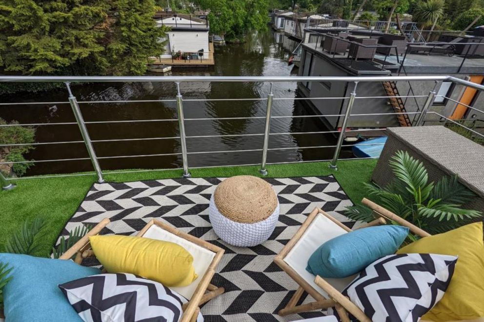 Tulana Taggs - Floating home on idyllic island
