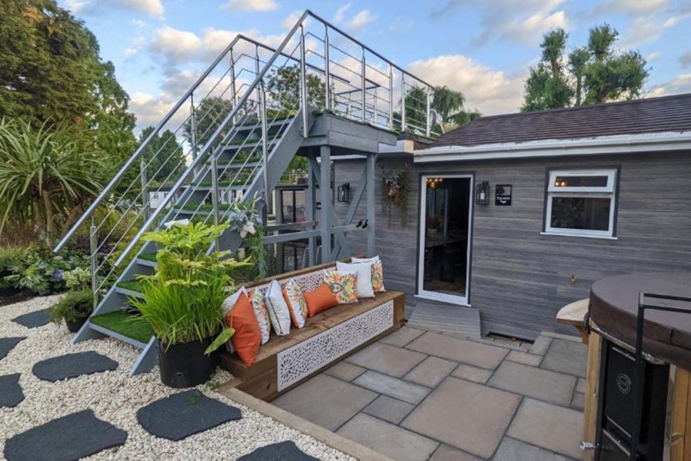 Tulana Taggs - Floating home on idyllic island