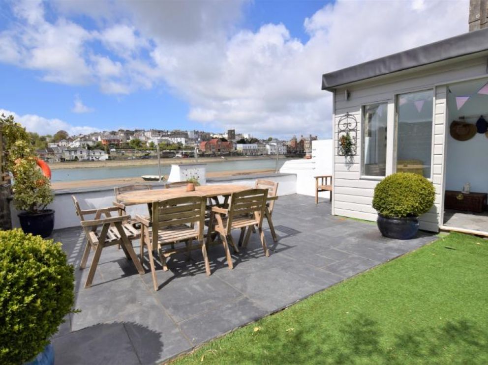 4 Dogs Welcome Riverside Lodge in Bideford - for rent overlooking the River Torridge
