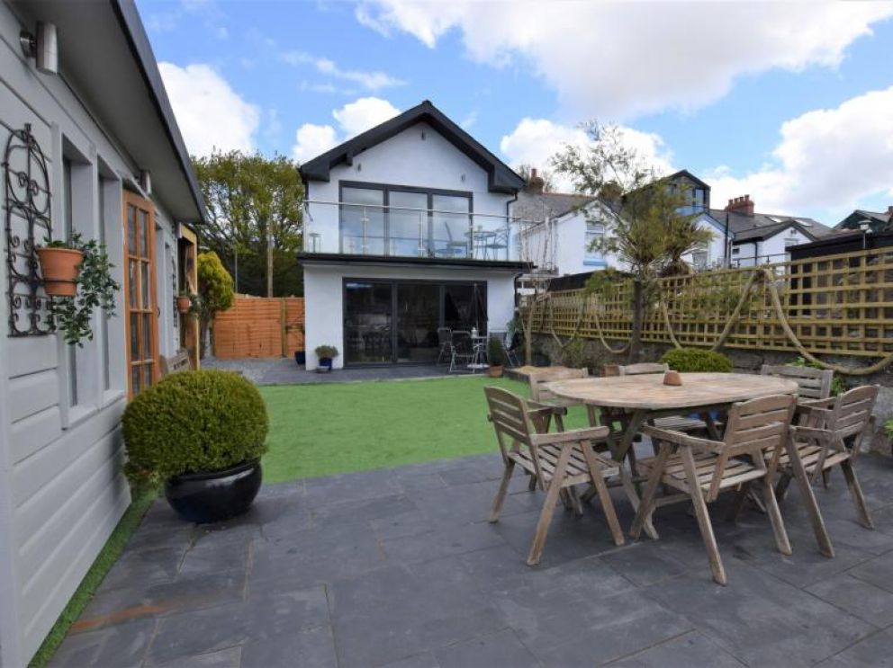 4 Dogs Welcome Riverside Lodge in Bideford - for rent overlooking the River Torridge