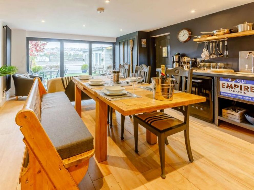 4 Dogs Welcome Riverside Lodge in Bideford - for rent overlooking the River Torridge