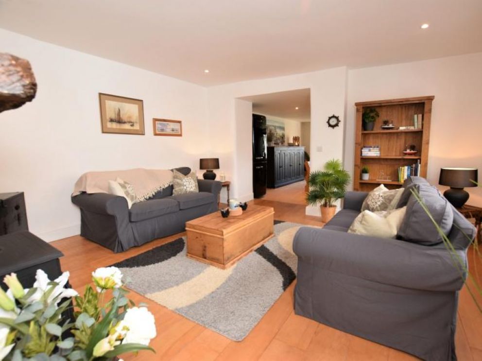 4 Dogs Welcome Riverside Lodge in Bideford - for rent overlooking the River Torridge