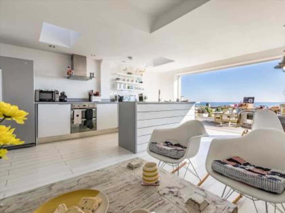 Beach Retreat Lodge at Pevensey Bay - pet friendly for rent close to the sea