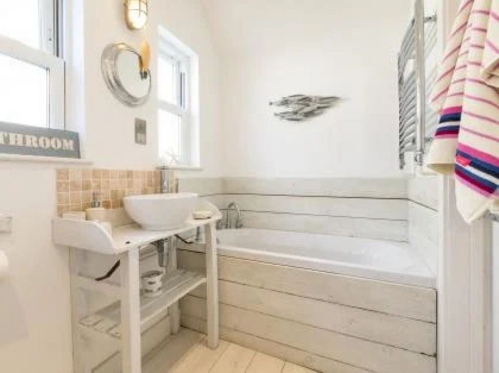 Beach Retreat Lodge at Pevensey Bay - pet friendly for rent close to the sea