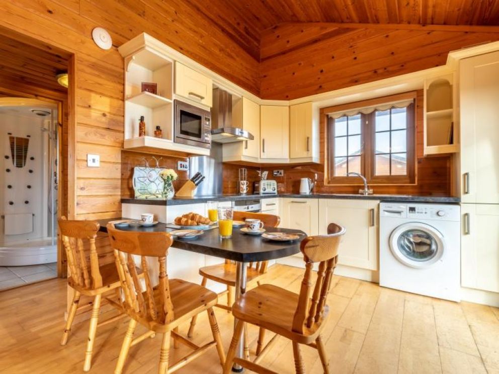 Cabins at Clovelly Lakes - lakeside lodges for rent. Open plan kitchen diner