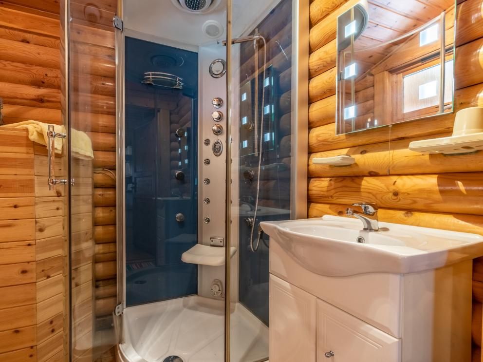 Cabins at Clovelly Lakes - lakeside lodges for rent. Luxury jet spray shower