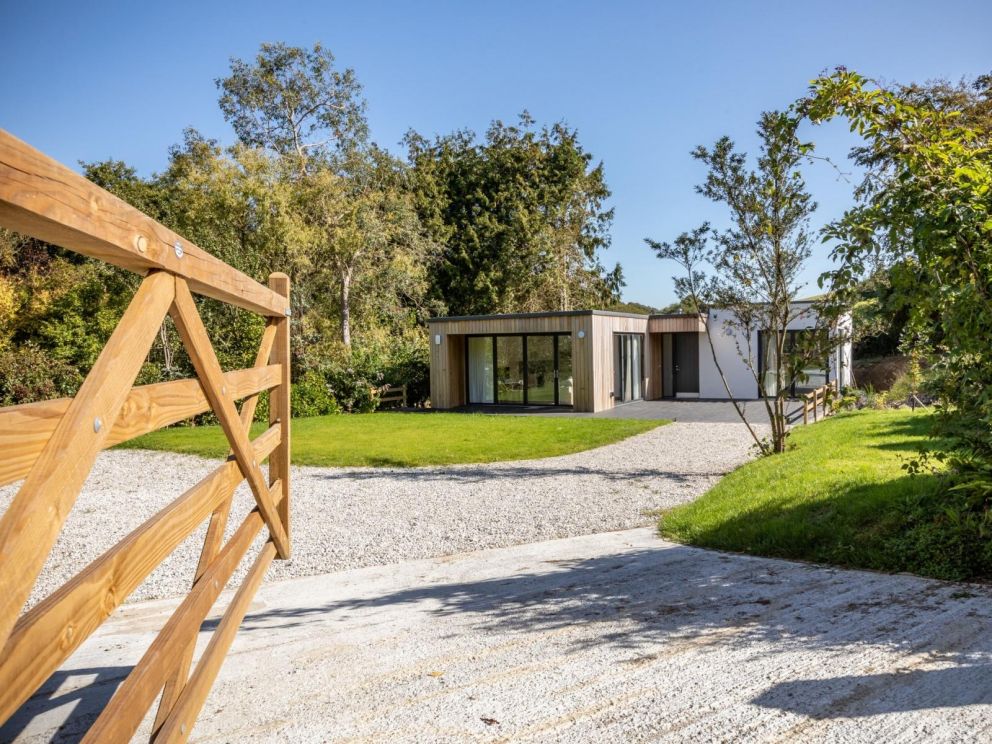 Contemporary Lodge Croyde, Devon - wheelchair accessible and pet friendly, lodge for rent, close to the beach