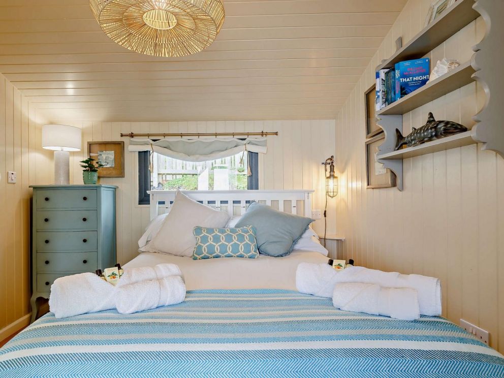 Cornish Cliff Top Cabin, Whitsand Bay, Cornwall - with hot tub, sea views and close to the beach