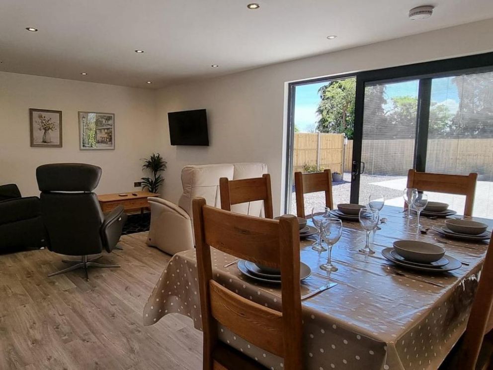 Dronefield Lodge in Somerton, Somerset - for rent, sleeping 11, with hot tub