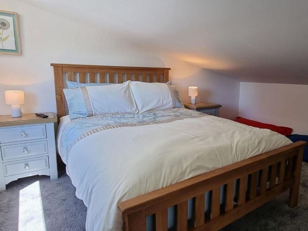 Dronefield Lodge in Somerton, Somerset - for rent, sleeping 11, with hot tub