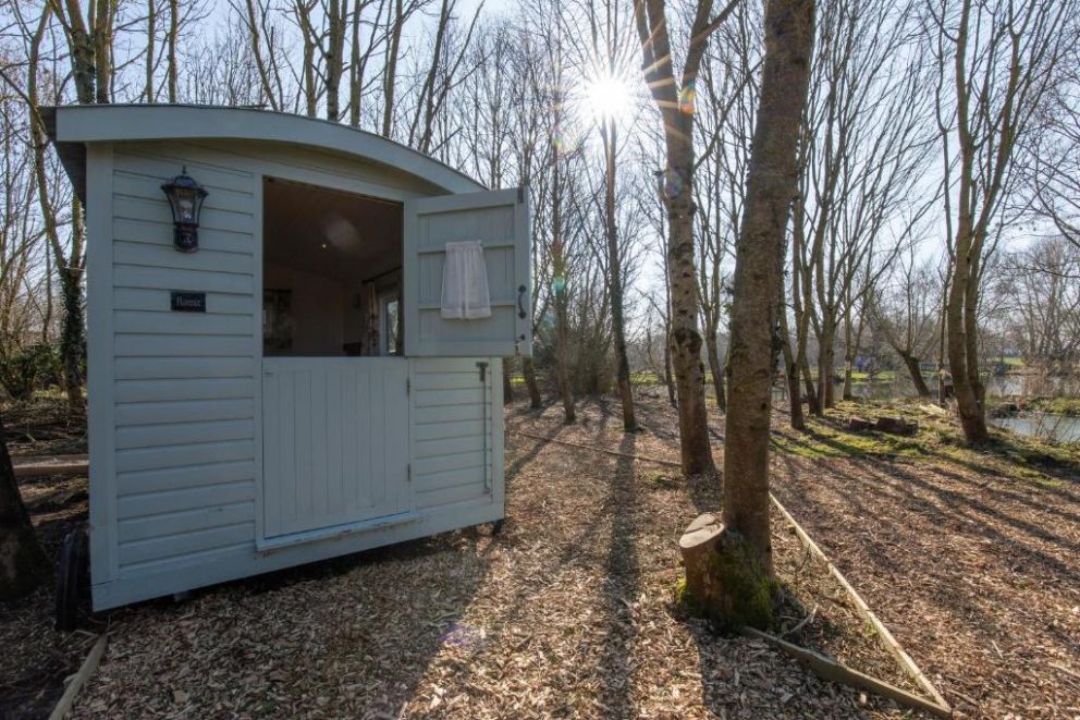 Fairwood Lakes Holiday Park, Westbury - for rent with hot tub, lake view and floating lodges