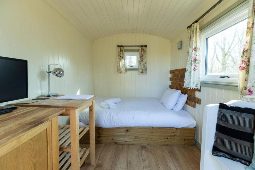 Fairwood Lakes Holiday Park, Westbury - for rent with hot tub, lake view and floating lodges