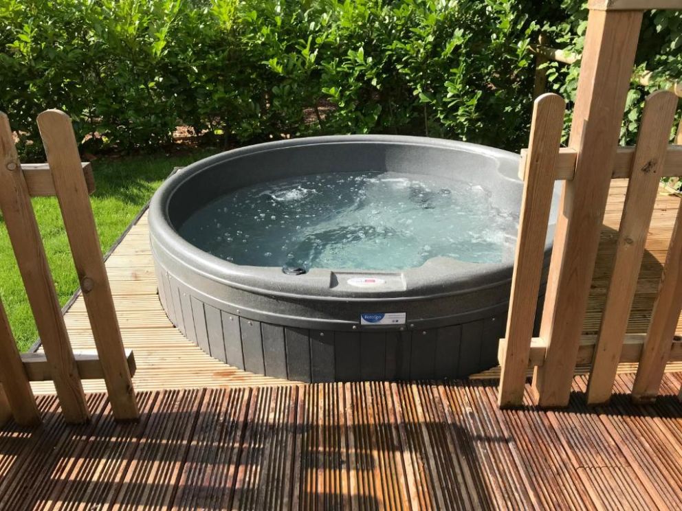 Fairwood Lakes Holiday Park, Westbury - for rent with hot tub, lake view and floating lodges