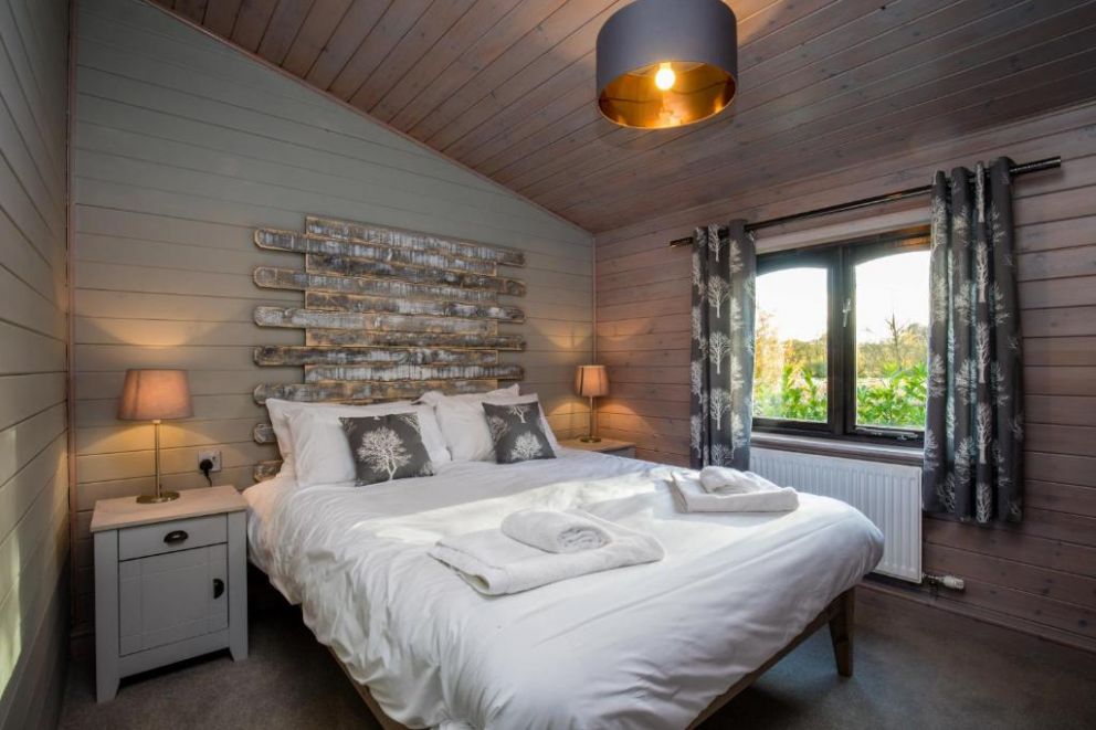 Fairwood Lakes Holiday Park, Westbury - for rent with hot tub, lake view and floating lodges