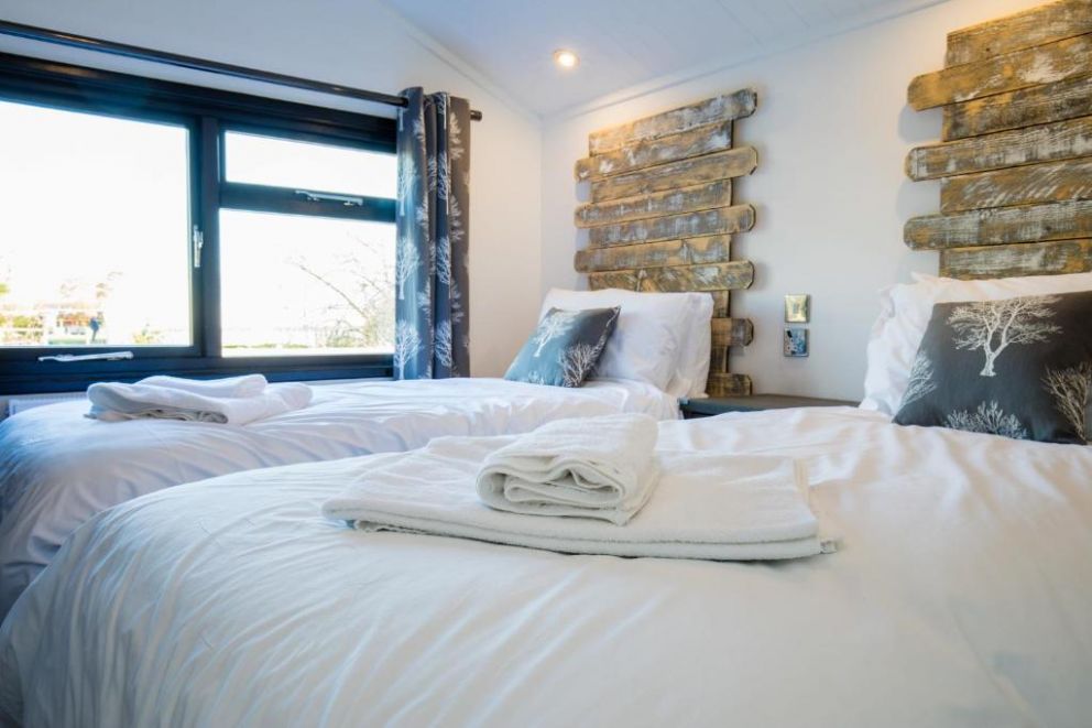 Fairwood Lakes Holiday Park, Westbury - for rent with hot tub, lake view and floating lodges