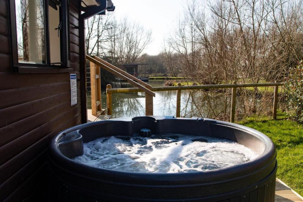 Fairwood Lakes Holiday Park, Westbury - for rent with hot tub, lake view and floating lodges