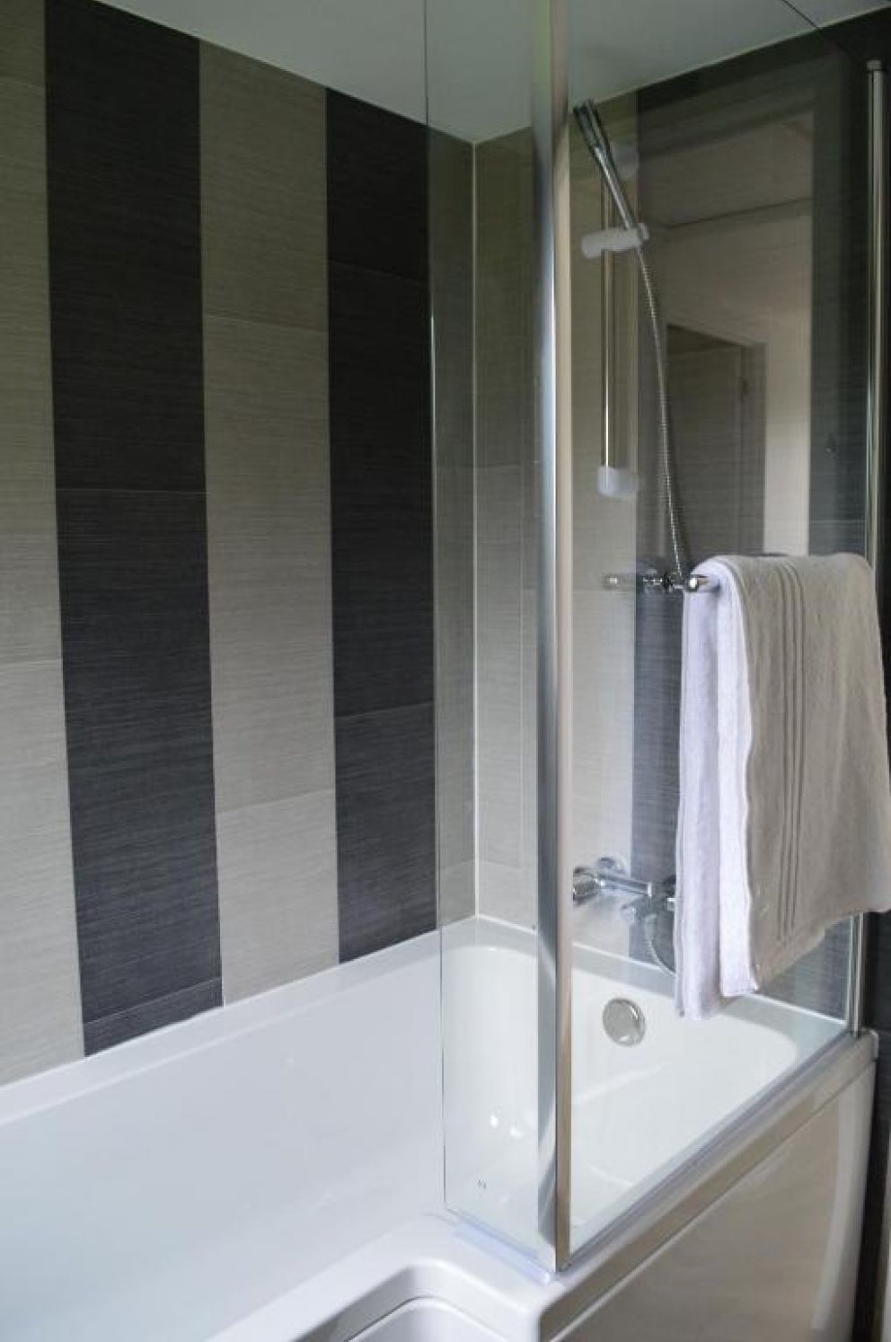 Fairwood Lakes Holiday Park, Westbury - for rent with hot tub, lake view and floating lodges