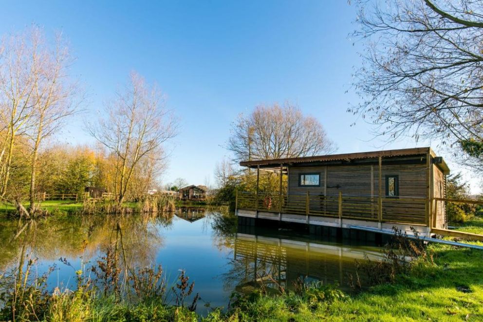 Fairwood Lakes Holiday Park, Westbury - for rent with hot tub, lake view and floating lodges