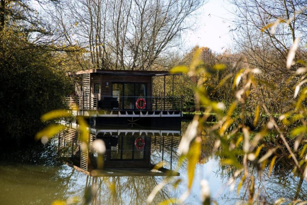 Fairwood Lakes Holiday Park, Westbury - for rent with hot tub, lake view and floating lodges