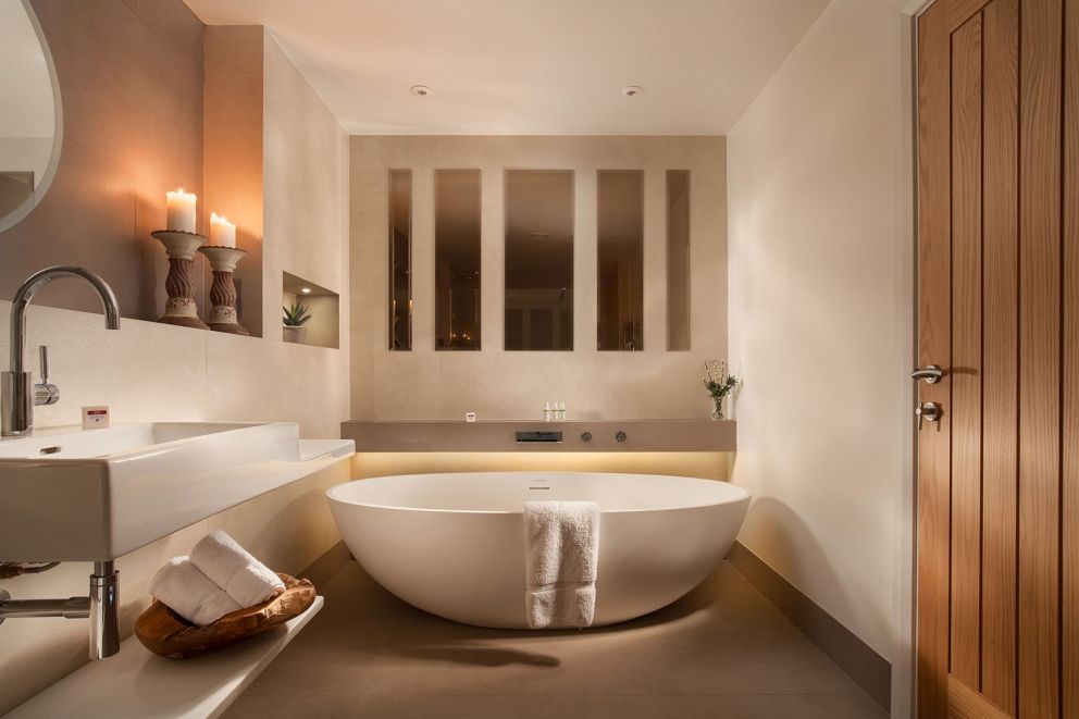 Gitgombe Retreat in Devon. Luxury holiday let sleeping 8 with hot tub. Wheelchair accessible