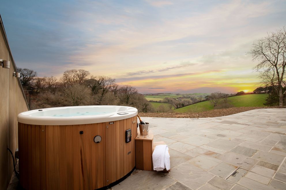 Gitgombe Retreat in Devon. Luxury holiday let sleeping 8 with hot tub. Wheelchair accessible