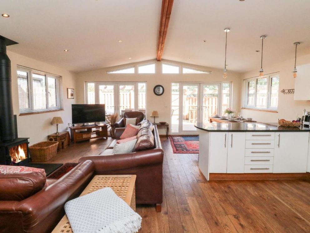 Gloccamaura, Newton Abbot, Devon - pet friendly holiday lodge, with hot tub, wood burning stove and enclosed garden