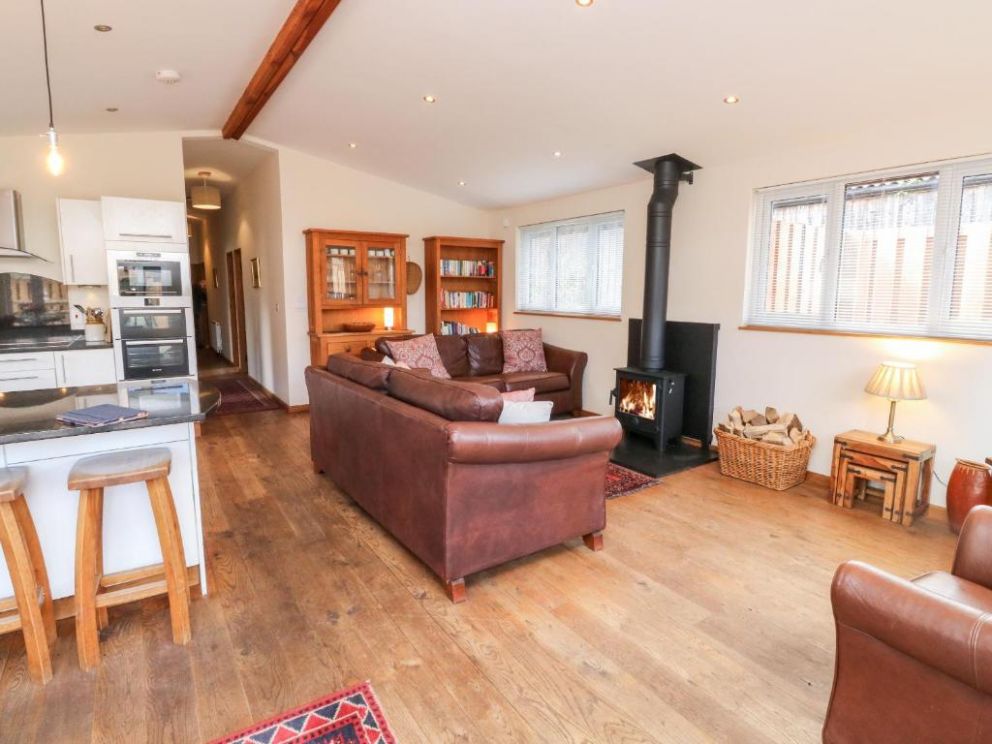 Gloccamaura, Newton Abbot, Devon - pet friendly holiday lodge, with hot tub, wood burning stove and enclosed garden