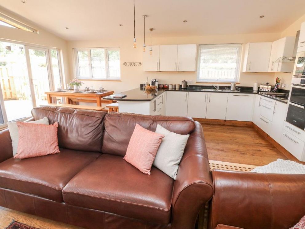 Gloccamaura, Newton Abbot, Devon - pet friendly holiday lodge, with hot tub, wood burning stove and enclosed garden