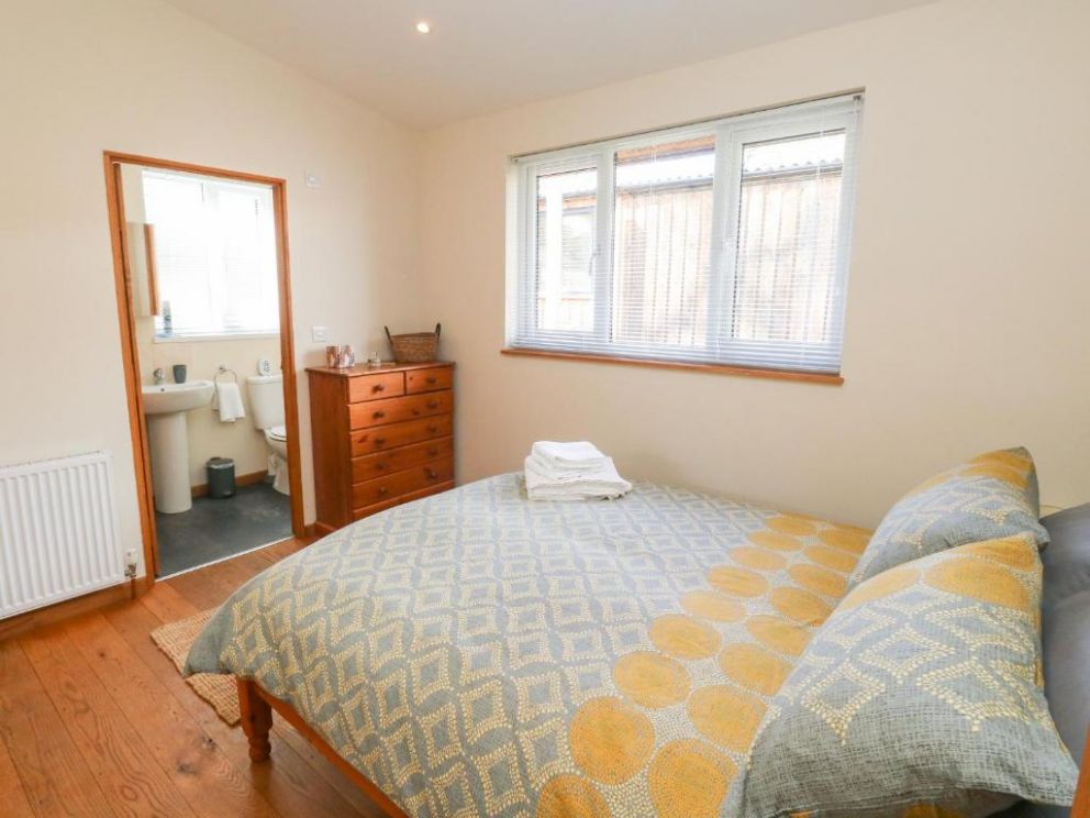 Gloccamaura, Newton Abbot, Devon - pet friendly holiday lodge, with hot tub, wood burning stove and enclosed garden