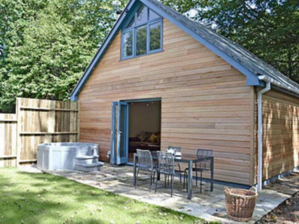 Grove Lodge in Cornwall - pet friendly, with hot tub and woodburner, close to the beach