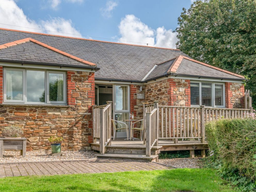 Hillfield Village in Dartmouth - Keepers Lodge for rent, sleeps up to 10 people located close to the sea