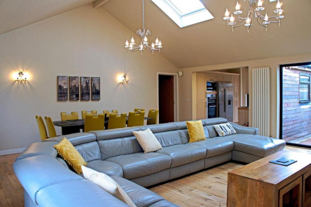 Hillside Lodge at Tor Farm in Cheddar, Somerset - with hot tub, wood burner and seasonal outdoor heated swimming pool