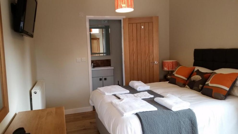 Hillside Lodge at Tor Farm in Cheddar, Somerset - with hot tub, wood burner and seasonal outdoor heated swimming pool