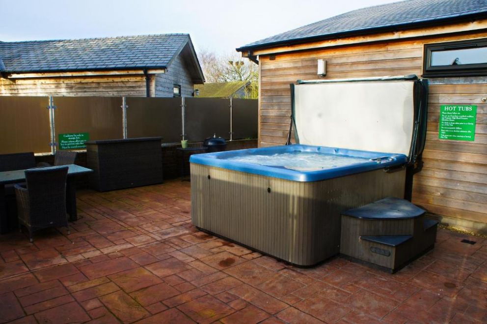 Hillside Lodge at Tor Farm in Cheddar, Somerset - with hot tub, wood burner and seasonal outdoor heated swimming pool