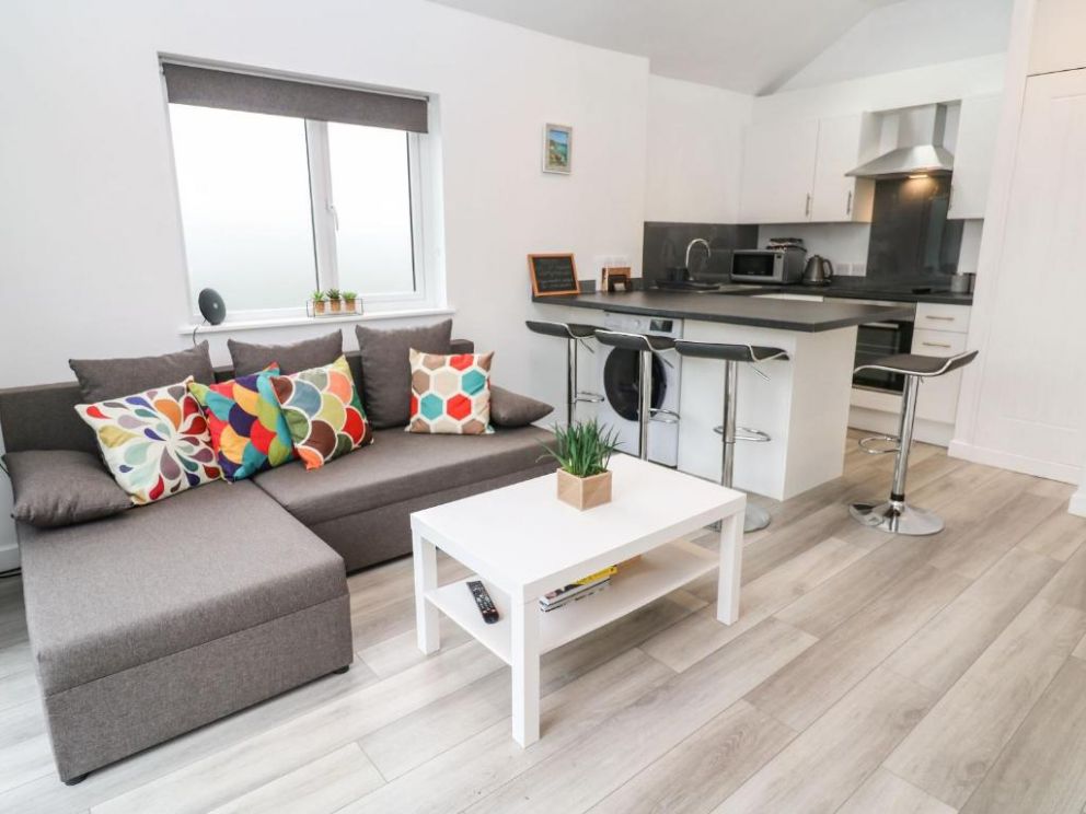 Lauristine Flat, Penzance, Cornwall - pet friendly, holiday lodge for rent, close to the beach