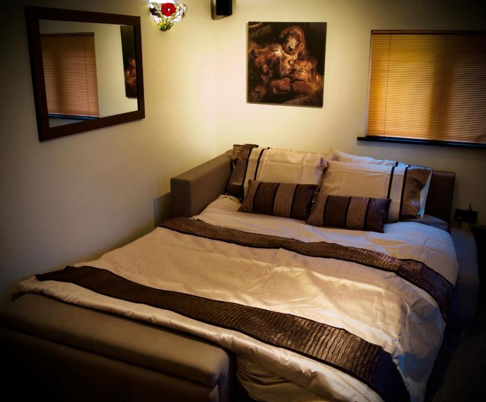 Luxurious Rural Cabin with Hot Tub in West Chiltington, West Sussex