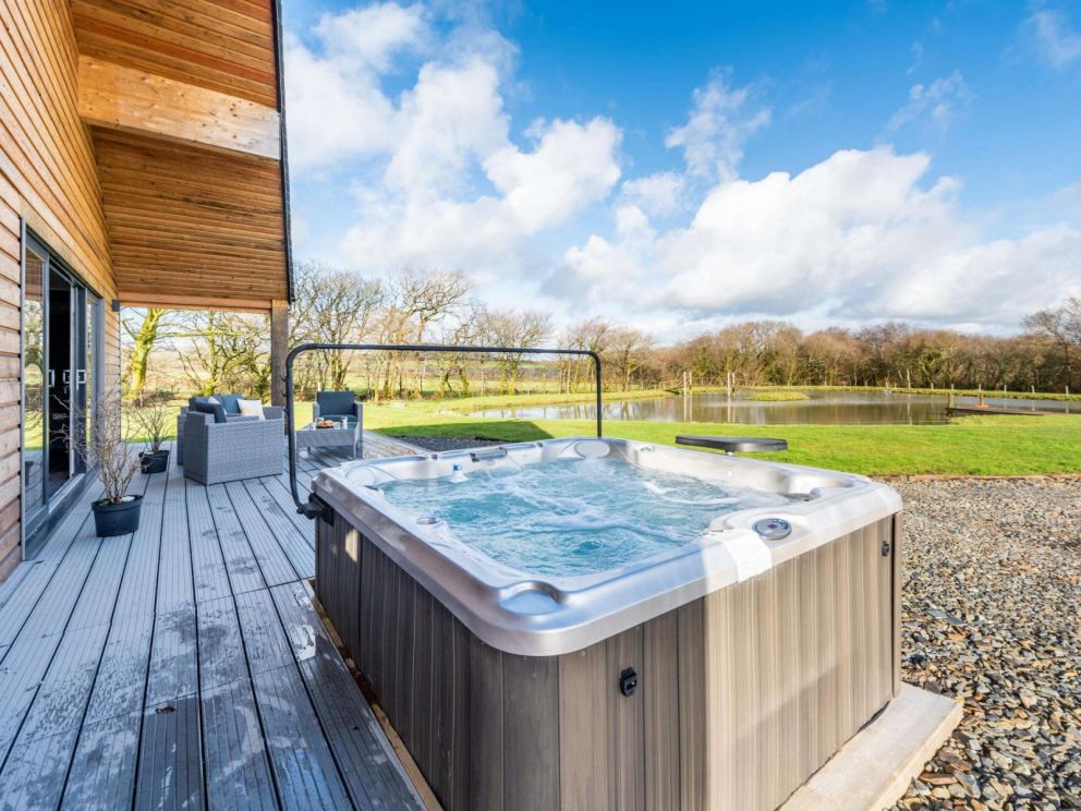 Luxury Lake Retreat with private lake in Devon - for rent with carp fishing, paddle boarding, hot tub and wood burner