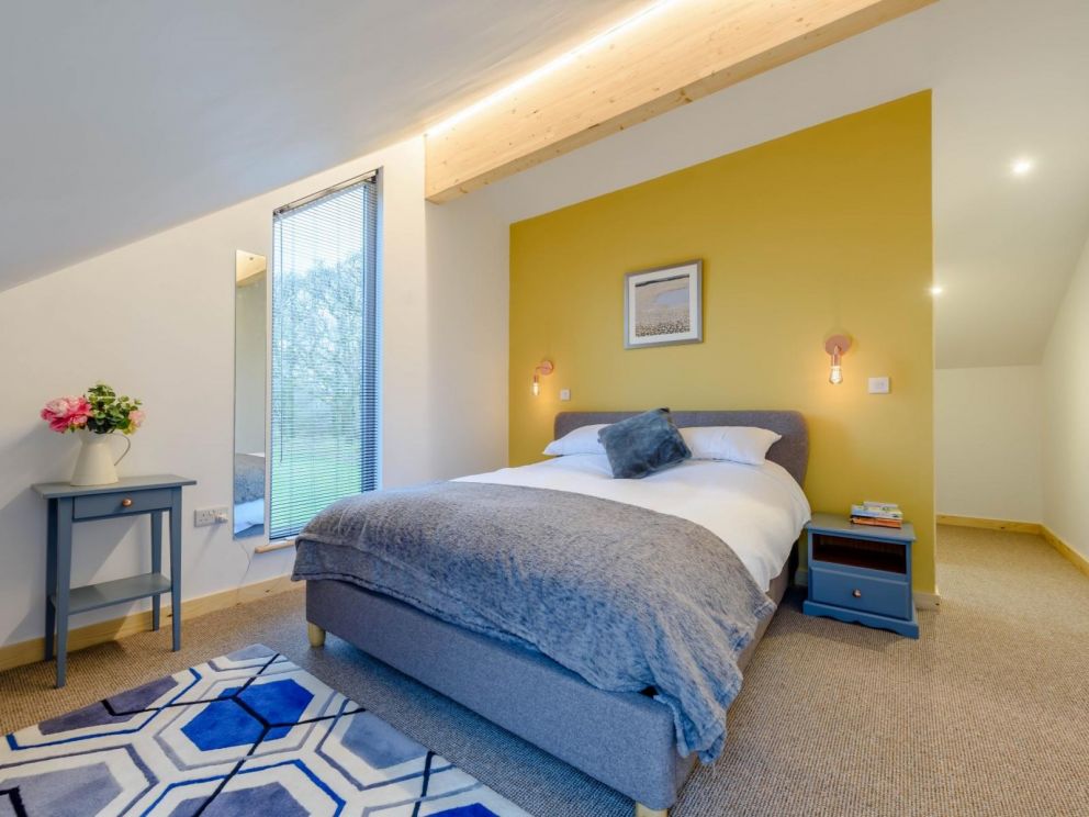 Luxury Lake Retreat with private lake in Devon - for rent with carp fishing, paddle boarding, hot tub and wood burner