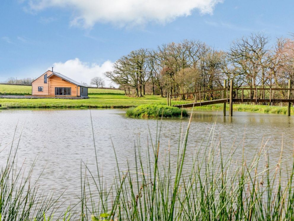 Holiday cottage with private fishing lake new arrivals