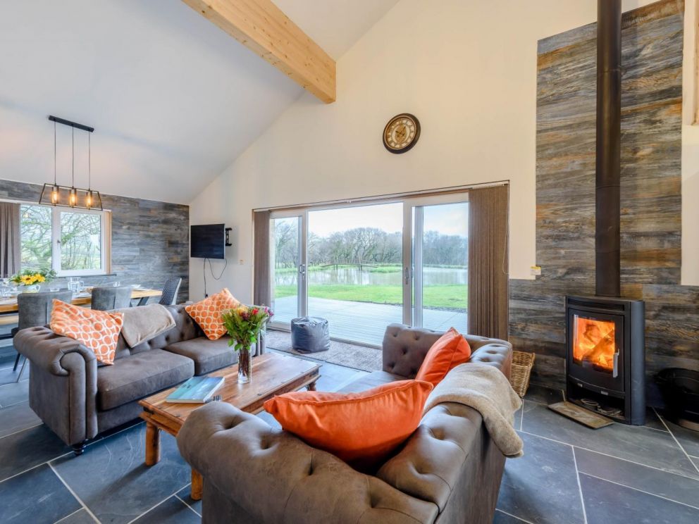 Luxury Lake Retreat with private lake in Devon - for rent with carp fishing, paddle boarding, hot tub and wood burner