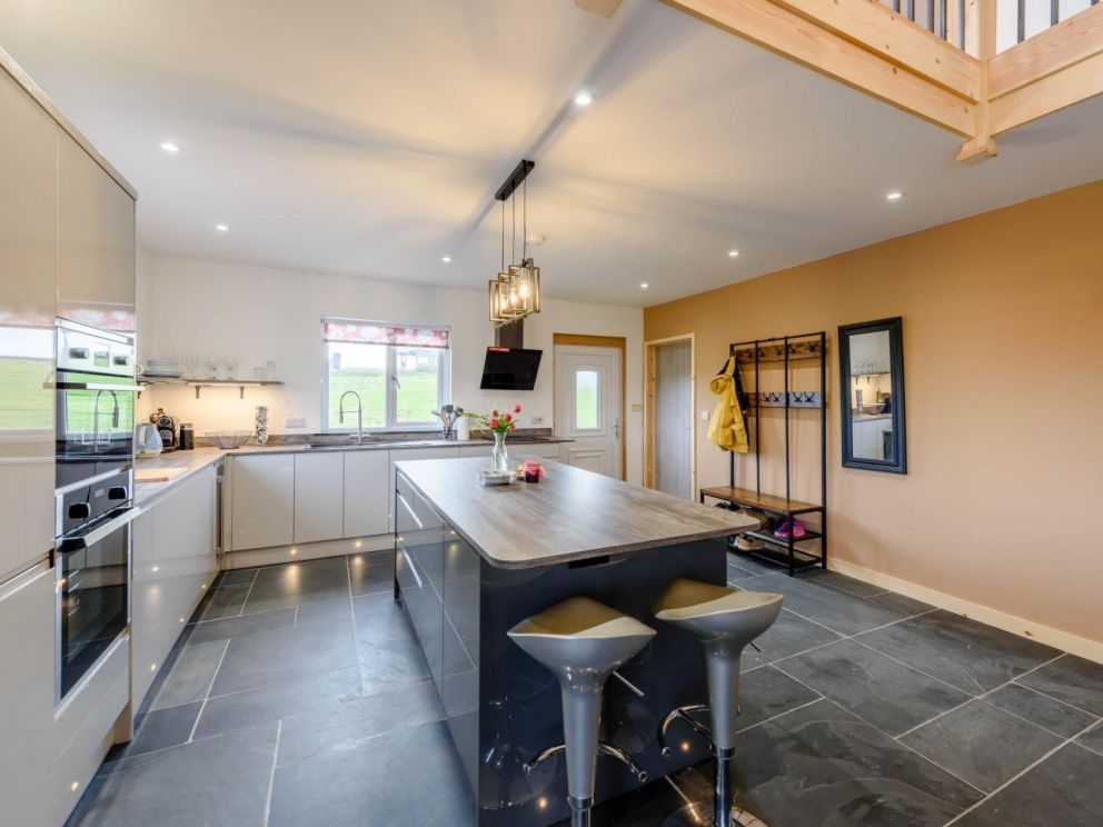 Luxury Lake Retreat with private lake in Devon - for rent with carp fishing, paddle boarding, hot tub and wood burner