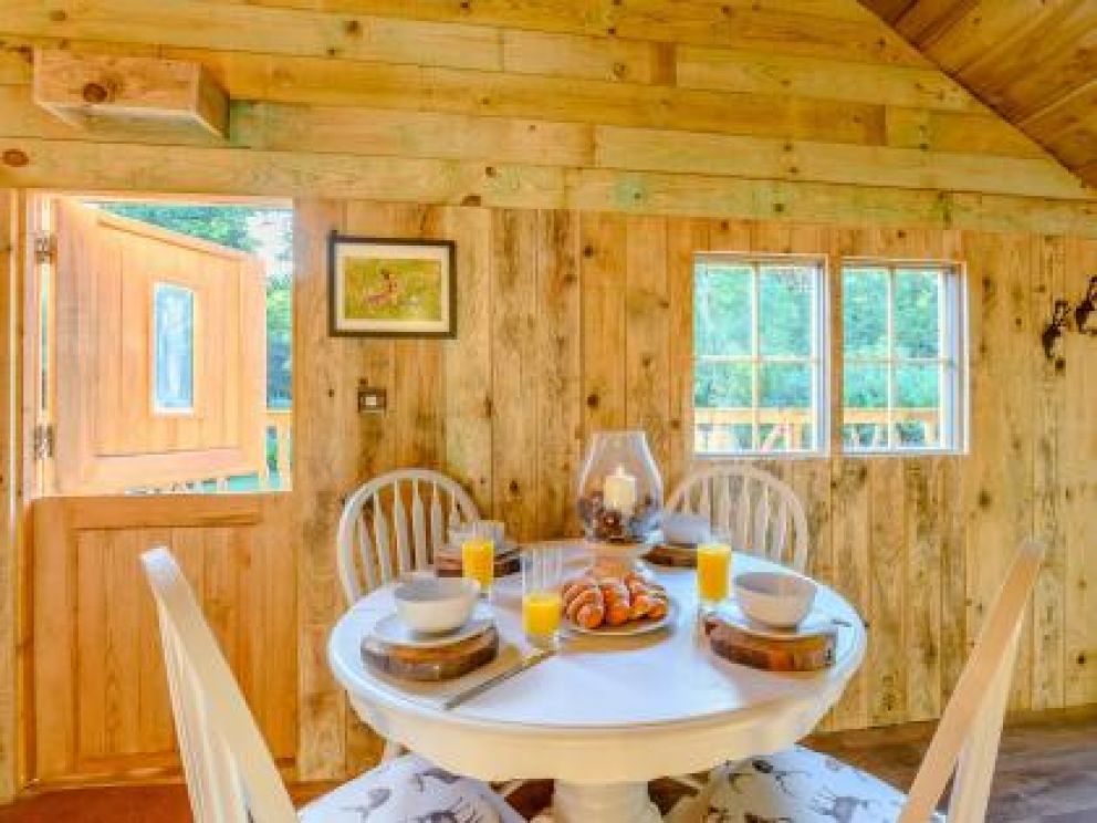 New Forest Retreat in Christchurch for rent - pet friendly with hot tub