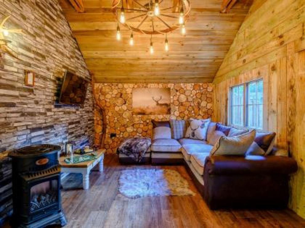 New Forest Retreat in Christchurch for rent - pet friendly with hot tub